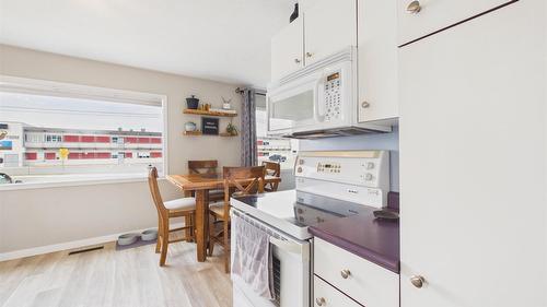 1819 2Nd Street, Cranbrook, BC - Indoor Photo Showing Kitchen
