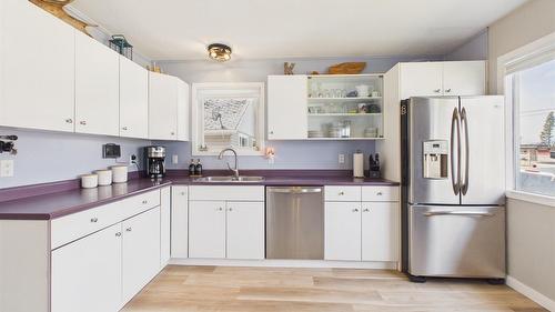 1819 2Nd Street, Cranbrook, BC - Indoor Photo Showing Kitchen With Double Sink