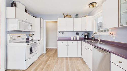 1819 2Nd Street, Cranbrook, BC - Indoor Photo Showing Kitchen With Double Sink