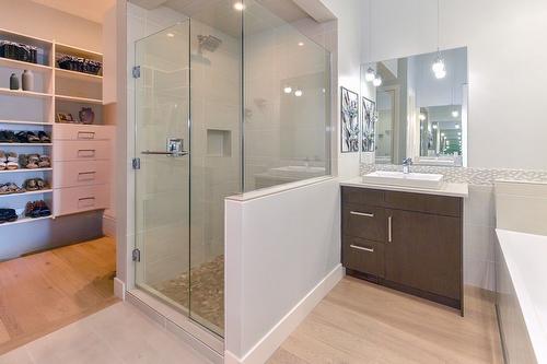 1-6267 Sundstrom Court, Peachland, BC - Indoor Photo Showing Bathroom