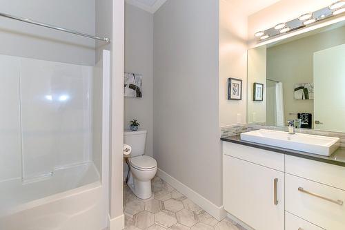 1-6267 Sundstrom Court, Peachland, BC - Indoor Photo Showing Bathroom