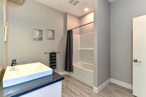 1-6267 Sundstrom Court, Peachland, BC - Indoor Photo Showing Bathroom