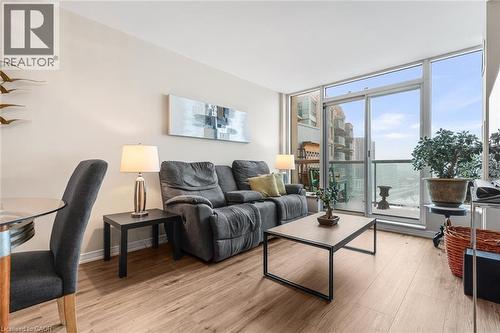2565 Erin Centre Boulevard Unit# Ph7, Mississauga, ON - Indoor Photo Showing Living Room