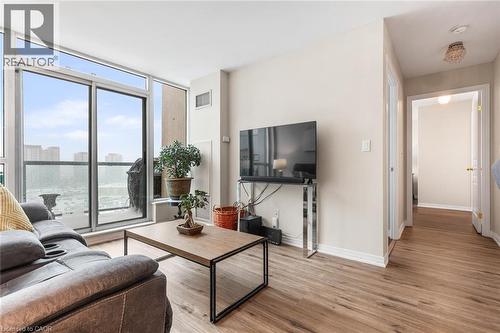 2565 Erin Centre Boulevard Unit# Ph7, Mississauga, ON - Indoor Photo Showing Living Room