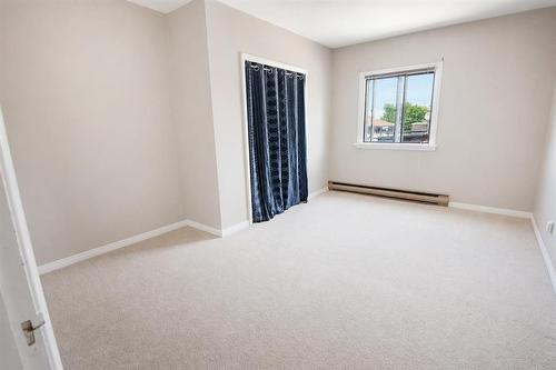 Primary bedroom - 67 Park Avenue, Lac Du Bonnet, MB 