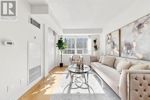 609 - 5 Rosehill Avenue, Toronto, ON - Indoor Photo Showing Living Room