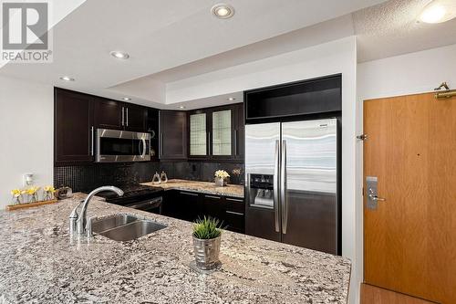 609 - 5 Rosehill Avenue, Toronto, ON - Indoor Photo Showing Kitchen With Stainless Steel Kitchen With Double Sink With Upgraded Kitchen