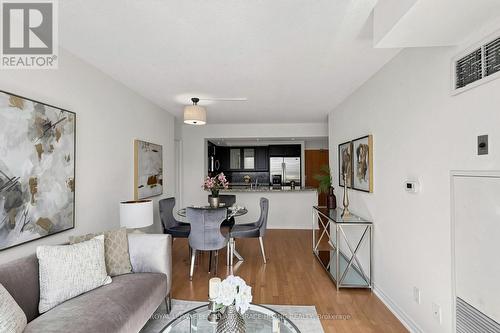 609 - 5 Rosehill Avenue, Toronto, ON - Indoor Photo Showing Living Room