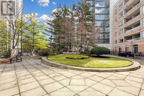 609 - 5 Rosehill Avenue, Toronto, ON - Outdoor