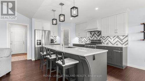 8 Melrose Court, St. Thomas, ON - Indoor Photo Showing Kitchen With Upgraded Kitchen