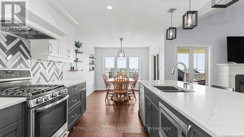 8 Melrose Court, St. Thomas, ON - Indoor Photo Showing Kitchen With Double Sink With Upgraded Kitchen