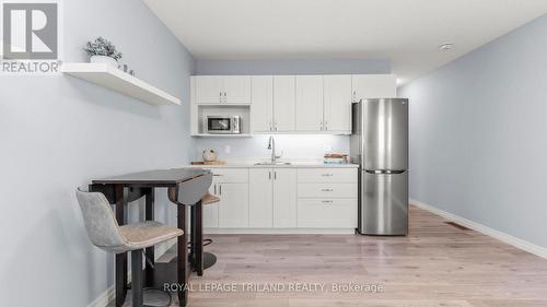 8 Melrose Court, St. Thomas, ON - Indoor Photo Showing Kitchen