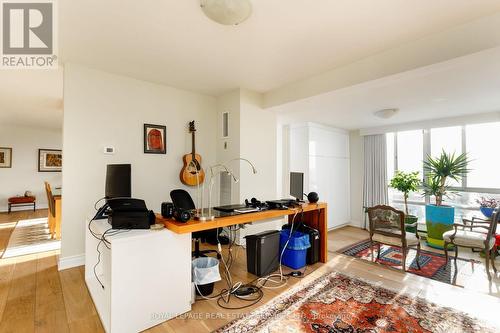 1401 - 2180 Marine Drive, Oakville, ON - Indoor