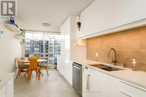 1401 - 2180 Marine Drive, Oakville, ON - Indoor Photo Showing Kitchen With Upgraded Kitchen
