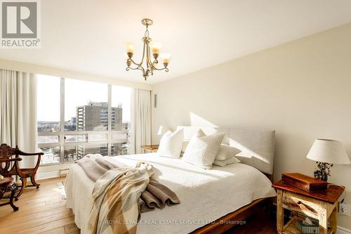 1401 - 2180 Marine Drive, Oakville, ON - Indoor Photo Showing Bedroom