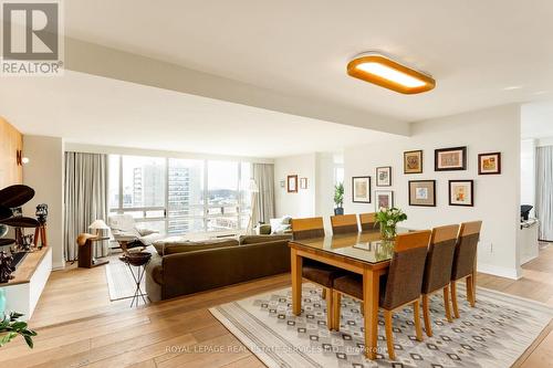 1401 - 2180 Marine Drive, Oakville, ON - Indoor
