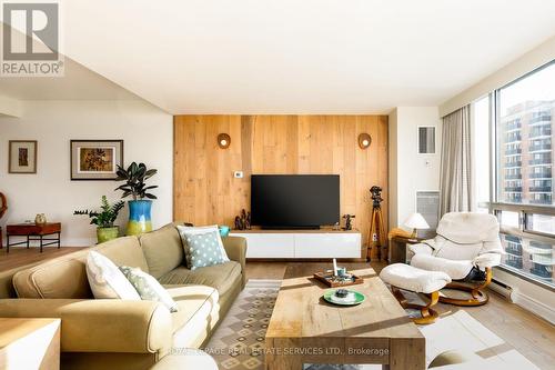 1401 - 2180 Marine Drive, Oakville, ON - Indoor Photo Showing Living Room