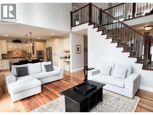 230 Prospect Drive, Grand Forks, BC - Indoor Photo Showing Living Room
