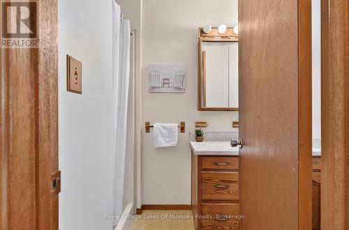 Main floor 3pc bath - 1857 Highway 518 E Highway, Kearney, ON - Indoor
