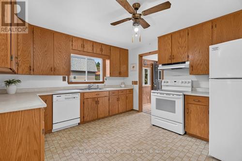1857 Highway 518 E Highway, Kearney, ON - Indoor Photo Showing Kitchen With Double Sink