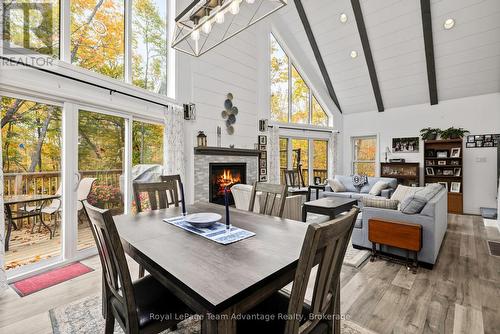 Open concept main level w/walkout to dining room - 17 Hagerman Court, Seguin, ON - Indoor Photo Showing Other Room With Fireplace