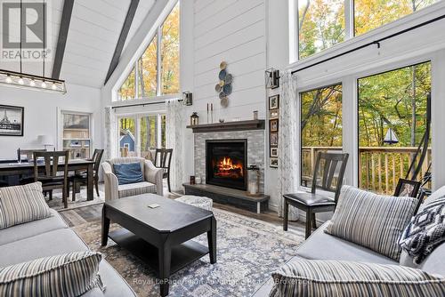 Stunning floor to ceiling fireplace - 17 Hagerman Court, Seguin, ON - Indoor Photo Showing Living Room With Fireplace