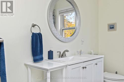 4pc bathroom off of family room - upper level - 17 Hagerman Court, Seguin, ON - Indoor Photo Showing Bathroom