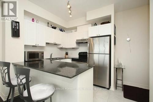 1109 - 3865 Lake Shore Boulevard W, Toronto, ON - Indoor Photo Showing Kitchen