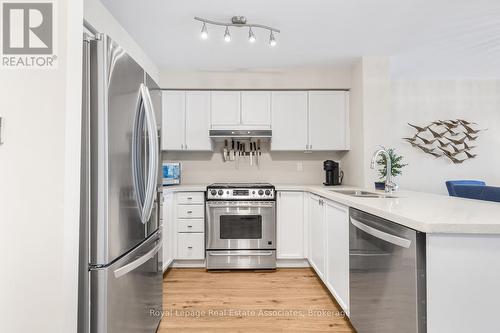 Ph7 - 2565 Erin Centre Boulevard, Mississauga, ON - Indoor Photo Showing Kitchen With Stainless Steel Kitchen With Double Sink With Upgraded Kitchen