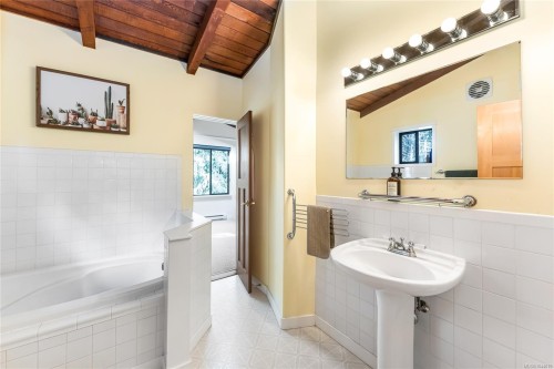 2083 North End Rd, Salt Spring, BC 