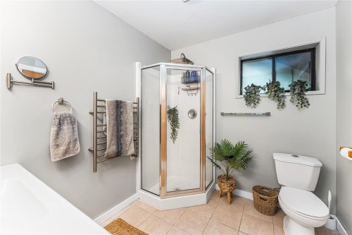 2083 North End Rd, Salt Spring, BC 