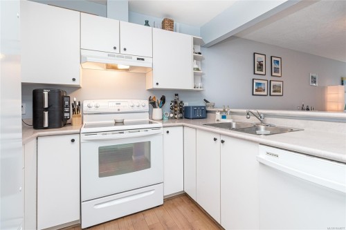 #309-1025 Meares St, Victoria, BC - Indoor Photo Showing Kitchen With Double Sink