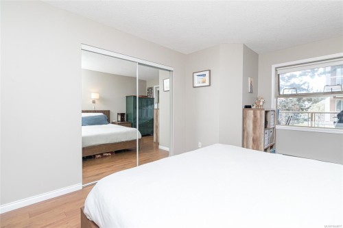 #309-1025 Meares St, Victoria, BC - Indoor Photo Showing Bedroom