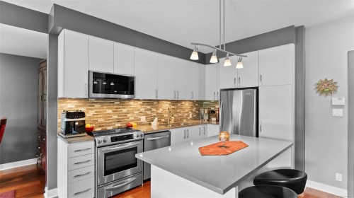 #203-1375 Bear Mountain Pkwy, Langford, BC - Indoor Photo Showing Kitchen With Upgraded Kitchen