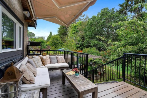 920 Jasmine Ave, Saanich, BC 
