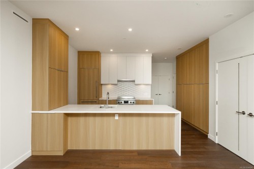 #107-9570 Fifth St, Sidney, BC - Indoor Photo Showing Kitchen