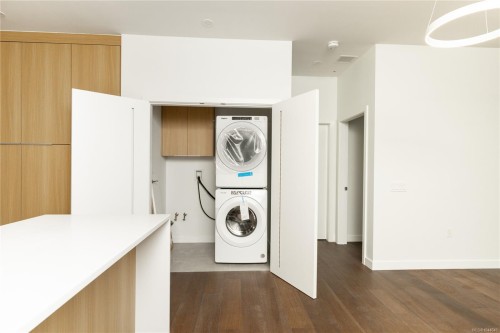 #107-9570 Fifth St, Sidney, BC - Indoor Photo Showing Laundry Room