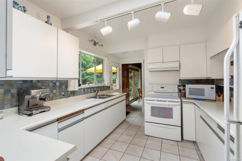 4902 Lochside Dr, Saanich, BC 