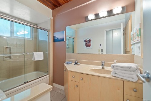 4902 Lochside Dr, Saanich, BC 