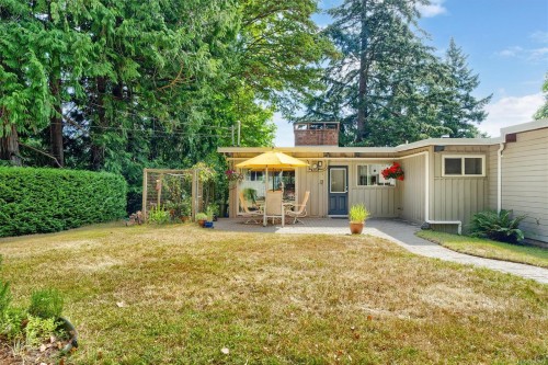4902 Lochside Dr, Saanich, BC 