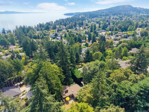 4902 Lochside Dr, Saanich, BC 