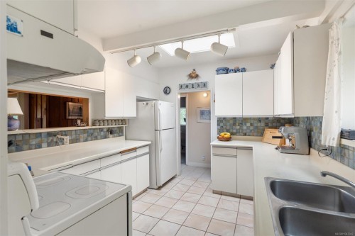 4902 Lochside Dr, Saanich, BC 