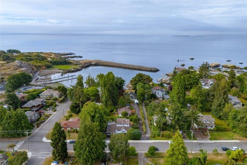 A-1143 Munro St, Esquimalt, BC 