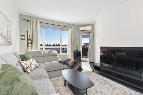 #421-2871 Jacklin Rd, Langford, BC - Indoor Photo Showing Living Room
