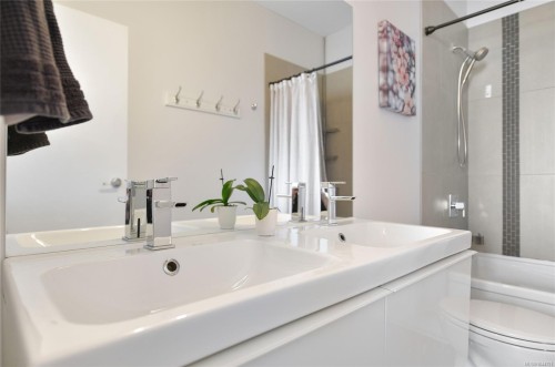 #421-2871 Jacklin Rd, Langford, BC - Indoor Photo Showing Bathroom