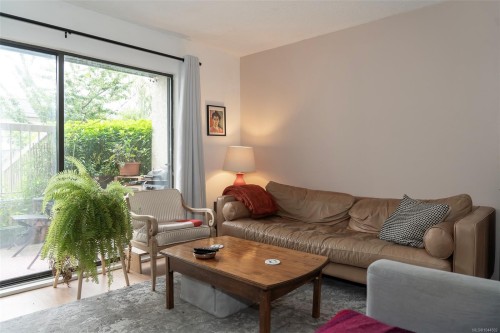 #104-2757 Quadra St, Victoria, BC - Indoor Photo Showing Living Room