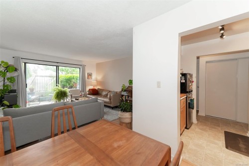 #104-2757 Quadra St, Victoria, BC - Indoor Photo Showing Living Room
