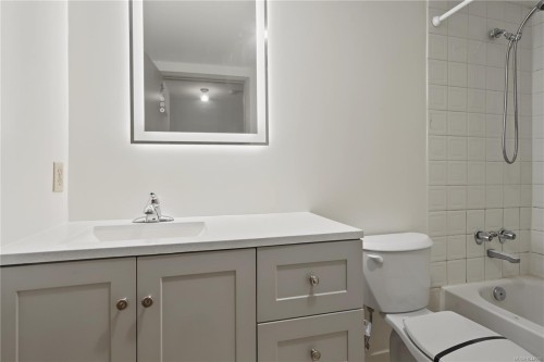 #302-755 Hillside Ave, Victoria, BC - Indoor Photo Showing Bathroom