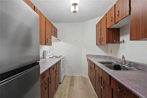#302-755 Hillside Ave, Victoria, BC - Indoor Photo Showing Kitchen With Double Sink