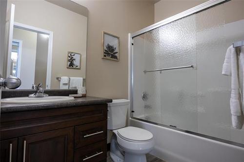 602 Kirkbridge Dr, Winnipeg, MB - Indoor Photo Showing Bathroom